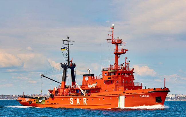 Спасательное судно "Сапфир" захвачено российскими военными кораблями у острова Змеиный
