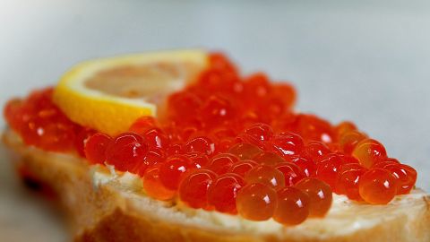 В Україні з'явилося багато фальшивої червоної ікри: як швидко розпізнати підробку