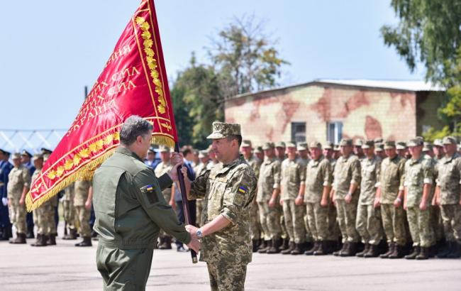 Порошенко затвердив нові опис і малюнок базового зразка бойового прапора з'єднання ЗСУ