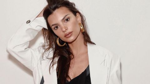 Стильная мамочка: Эмили Ратаковски отправилась на прогулку в укороченной куртке и модной шапке