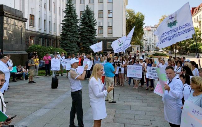 Кілька сотень людей під Офісом президента вимагають відставки Супрун