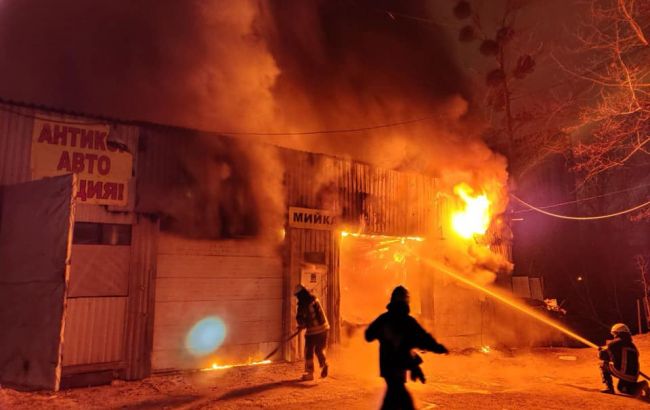 В Киеве горела автомойка