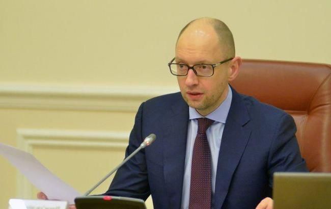 Яценюк объявил о сокращении служб на госгранице с 9 до 2
