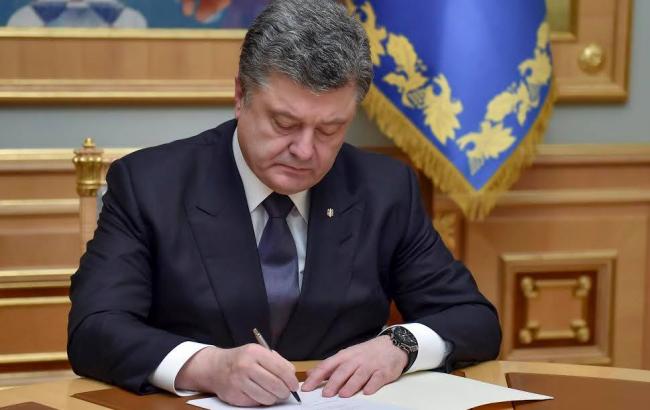 Порошенко назначил стипендии детям погибших на Донбассе журналистов