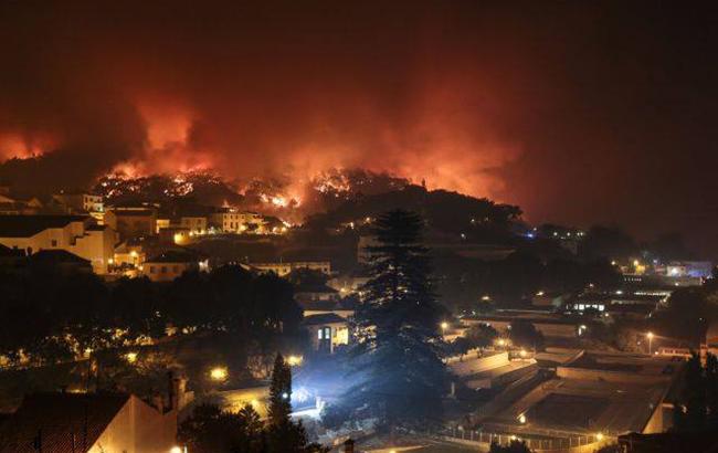 Лесные пожары в Португалии приближаются к курорту Алгарве