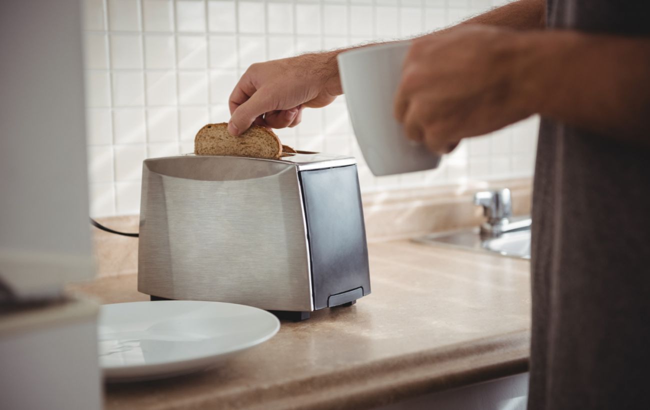 Як правильно очистити тостер, щоб він довше працював