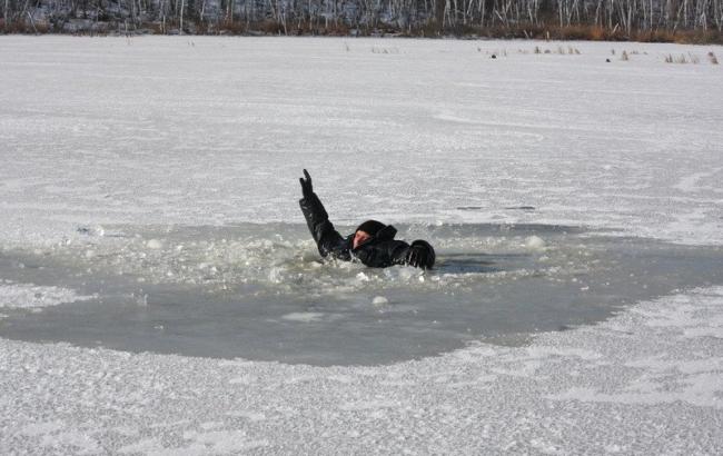 В Киеве отважные "копы" спасли из ледяной ловушки рыбака