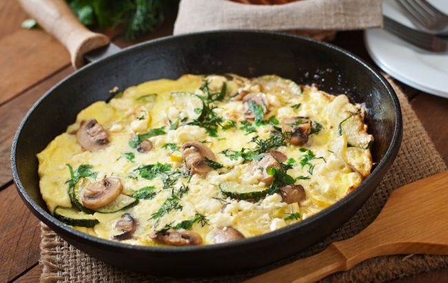 Нежный омлет с грибами за 15 мин: рецепт сытного завтрака