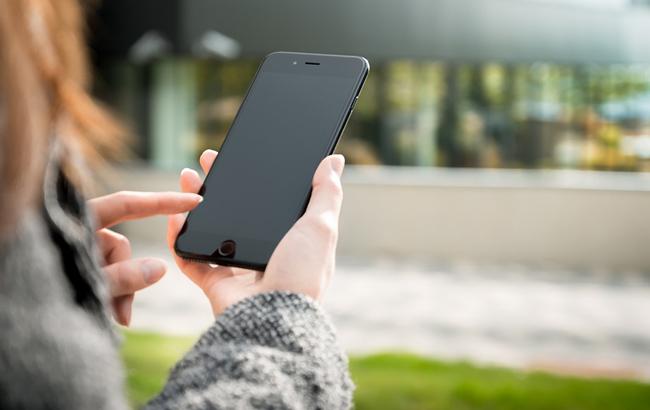 Пішоходам в Литві заборонять користуватися мобільними на переходах