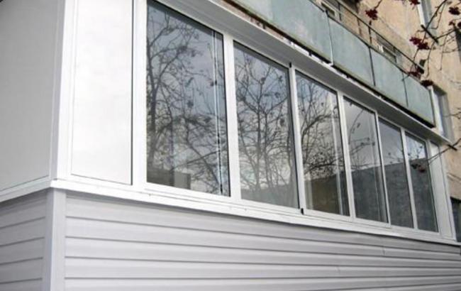 Особливості скління балконів з металевим парапетом