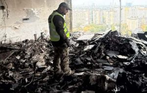 Поліція показала перші хвилини після удару "Шахеда" по висотці у Києві (відео)