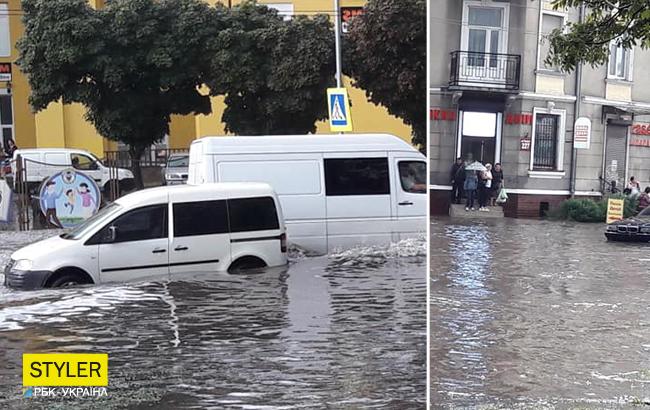 "І моря не треба": після потужної грози вулиці Львова перетворилися на річки