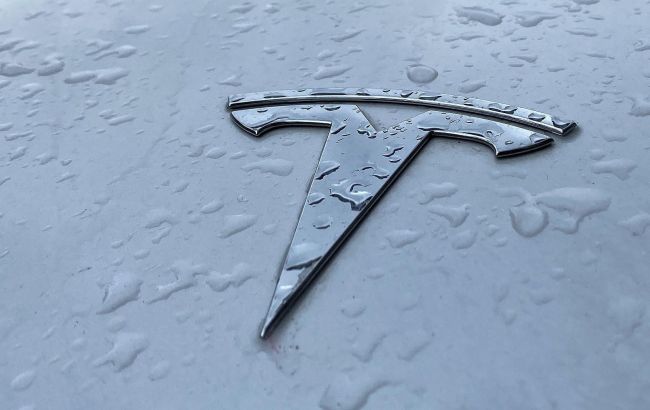Камера, мотор, авария: Tesla столкнулась с дорожным ограждением при съемках рекламы автопилота