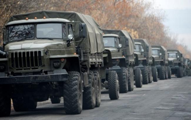 ОБСЄ зафіксувала які рухалися в Донецьк колону з 15 військових вантажівок і 2 БТР