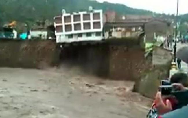 Отель в Перу из-за сильного ливня провалился в реку