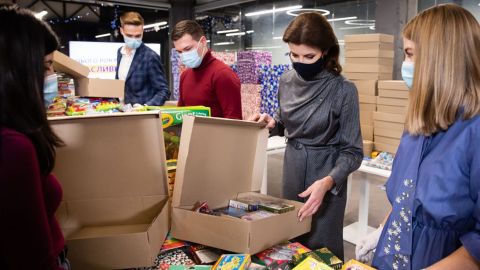 Порошенко передала рождественские подарки детям с инвалидностью