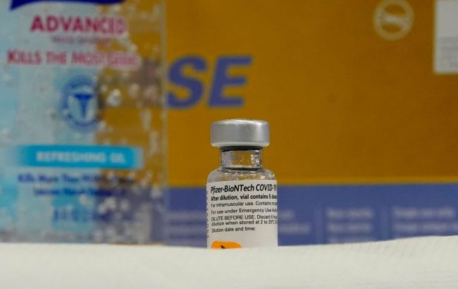 Вакцина Pfizer: что о ней известно и кого спасет