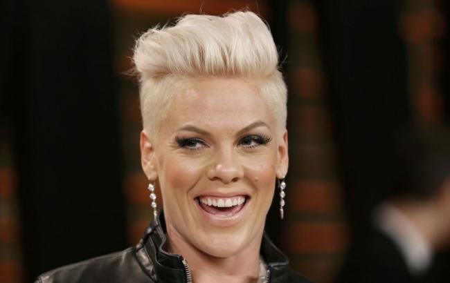 Певица Пинк показала своего сына