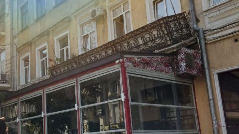 В центре Одессы упал балкон с хозяйкой квартиры в доме-памятнике архитектуры (фото)