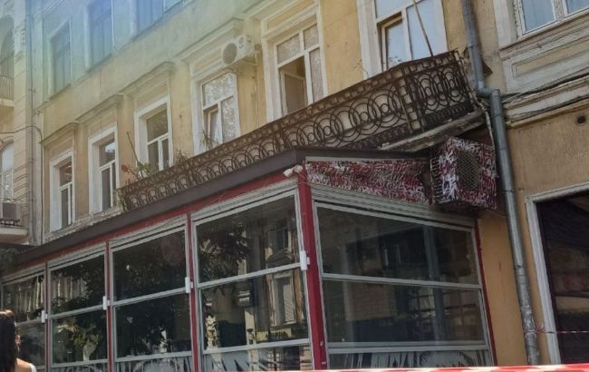 В центре Одессы упал балкон с хозяйкой квартиры в доме-памятнике архитектуры (фото)