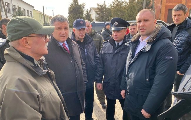 Аваков встретился с протестующими в Новых Санжарах