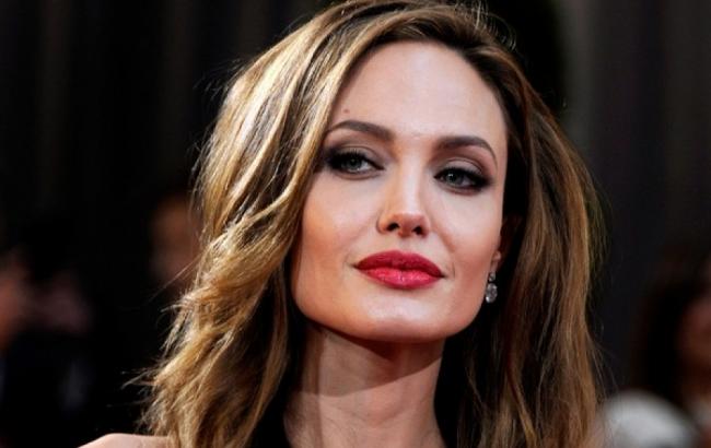 Анджелина Джоли не подпускает к детям своего отца