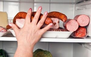 Ця помилка зіпсує ковбасу за два дні: як правильно зберігати її у холодильнику