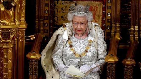 Елизавета II покинула Букингемский дворец из-за коронавируса: что известно