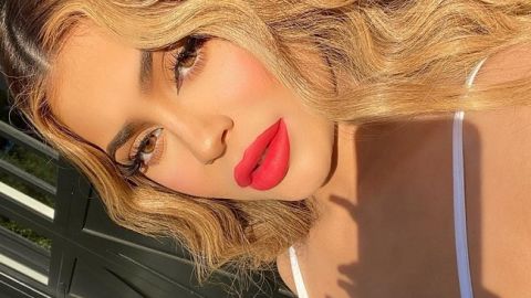 Королева денима: Кайли Дженнер похвасталась пышными формами в соблазнительном платье