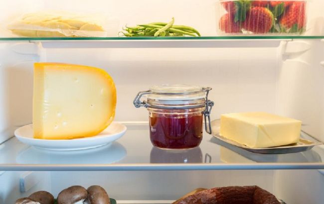 Никогда не кладите его в пленку. Лучшие способы хранить сыр в холодильнике