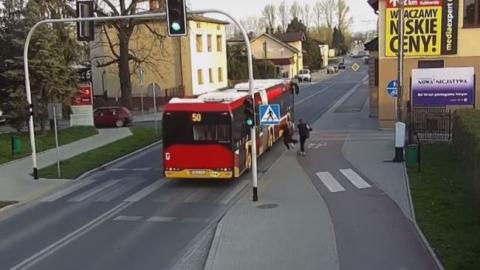 Невдалий жарт: дівчина штовхнула подругу під автобус (відео)