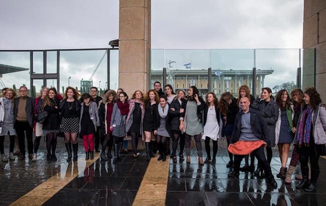 Занадто суворо: в Ізраїлі жінки влаштували акцію протесту через заборону коротких спідниць