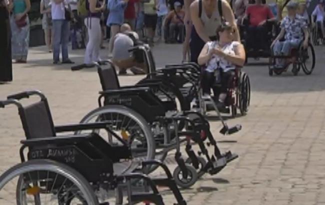 У Дніпрі чиновників змусили сісти в інвалідні коляски