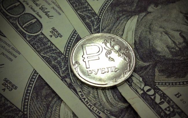 Курс долара в Росії опустився нижче 67 рублів