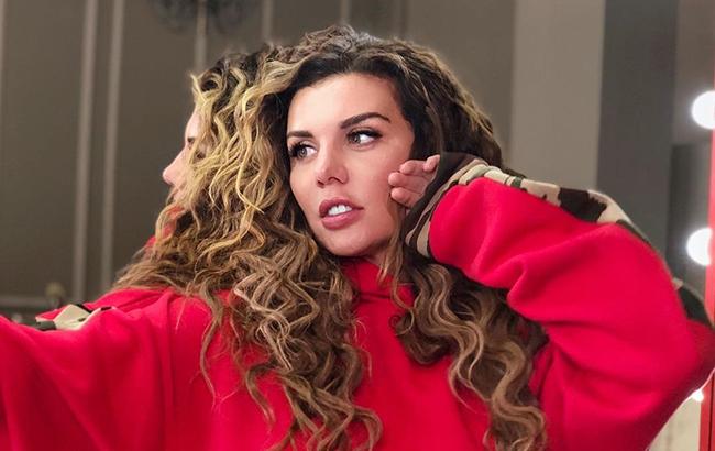 "Два тижні постільного режиму": українська співачка серйозно травмувалася