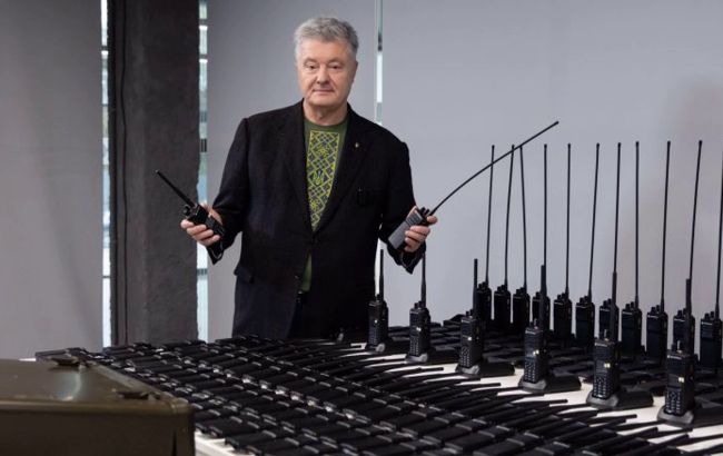 Порошенко с волонтерами передадут ВСУ комплект радиостанций Motorola