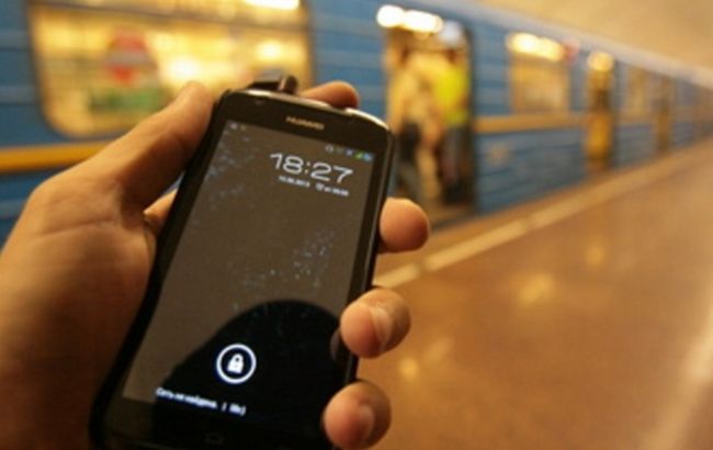 На п'яти станціях київського метро заробила мобільний зв'язок та Інтернет