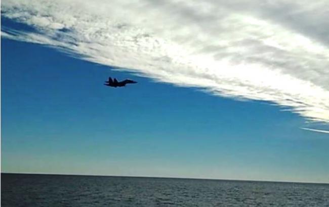Российский истребитель во время учений "Казацкая воля" пролетел рядом с украинскими кораблями