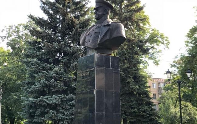 Минкульт отказался признать памятником бюст Жукова в Харькове