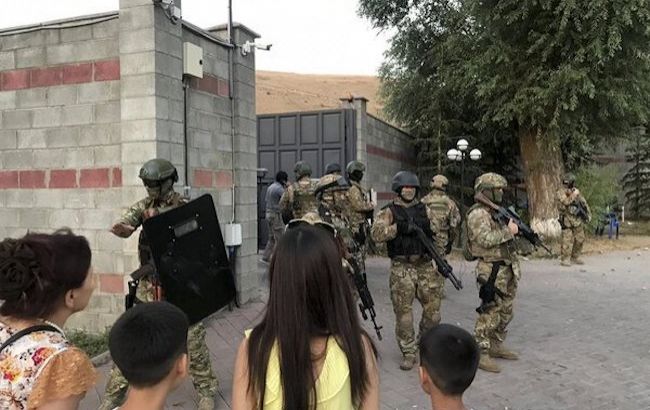 В Киргизии сторонники Атамбаева захватили в заложники спецназовцев, штурмовавших экс-президента