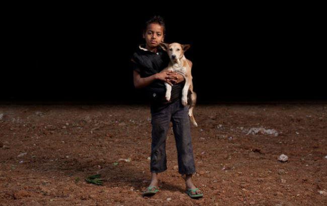 Австралійський фотограф показав зворушливі знімки дітей-сиріт і їх собак