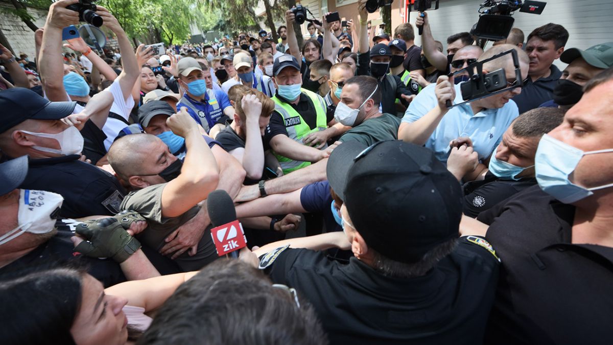 Дело Стерненко: под судом произошла потасовка