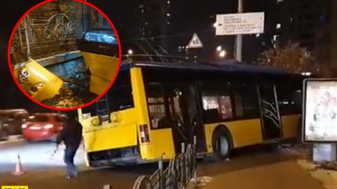 Дивом уникнув падіння: у Києві тролейбус протаранив бетонну стіну