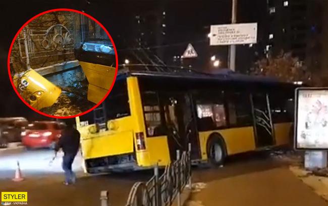 Чудом избежал падения: в Киеве троллейбус протаранил бетонную стену