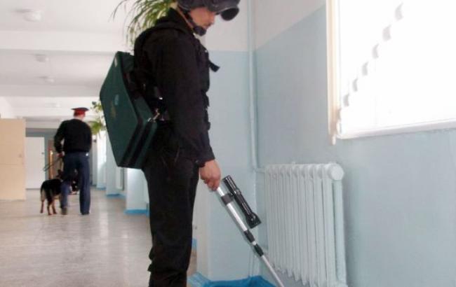 У Львові через 3 повідомлення про "замінування" з будинків евакуйовано 400 осіб