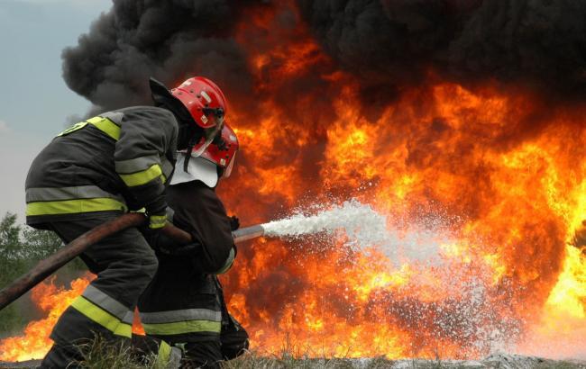 У Києві на Троєщині згоріли 3 автомобіля, 5 пошкоджені вогнем