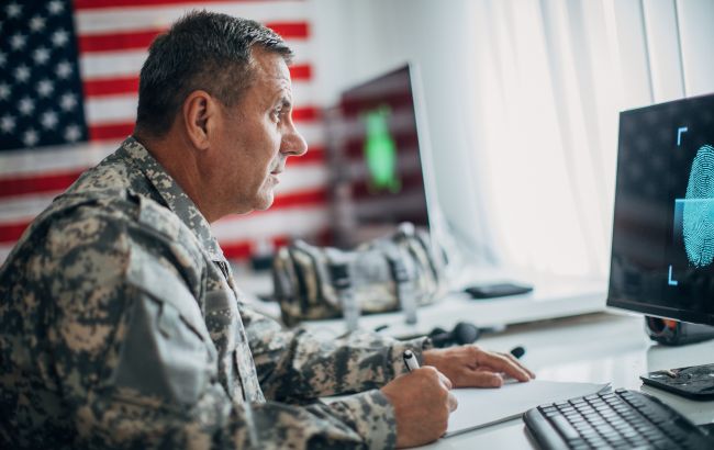 Разведка США обвинила Китай в "изощренных" попытках вербовать госслужащих