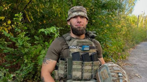 "Двері БМП відчинилися, звідти текла кров моїх побратимів": кіборг пригадав, якою була оборона ДАПу