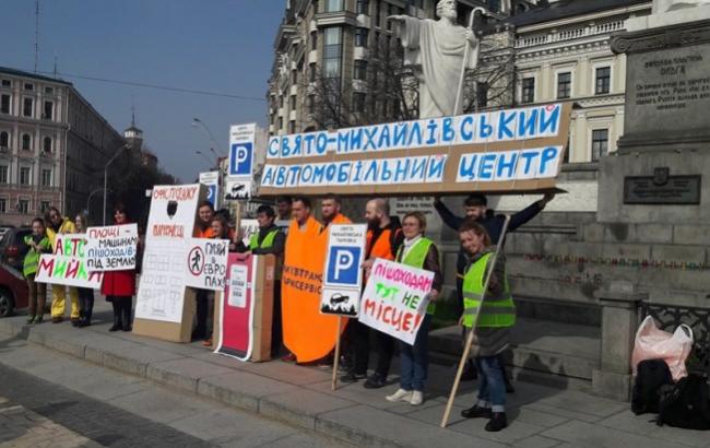 В Киеве торжественно "открыли" "Свято-Михайловскою парковку"