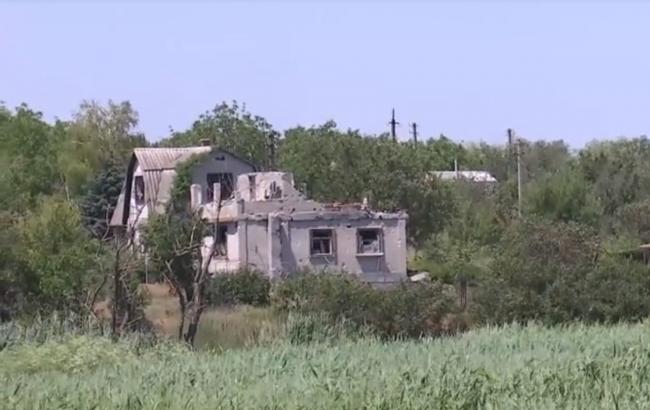 Воронки и дыры: бойцы ООС показали последствия обстрела на Донбассе (видео)